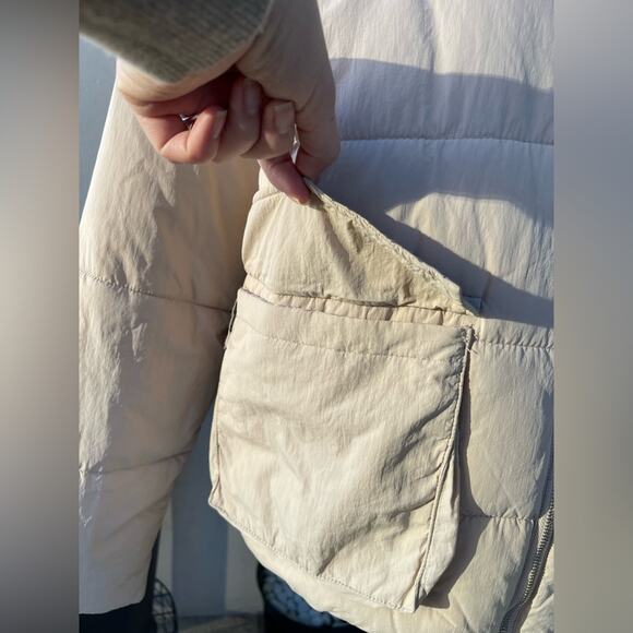 ☘️ Sinsay Short Puffer Jacket with Zip Collar and Patch Pockets in Cream Color - Picture 12 of 14